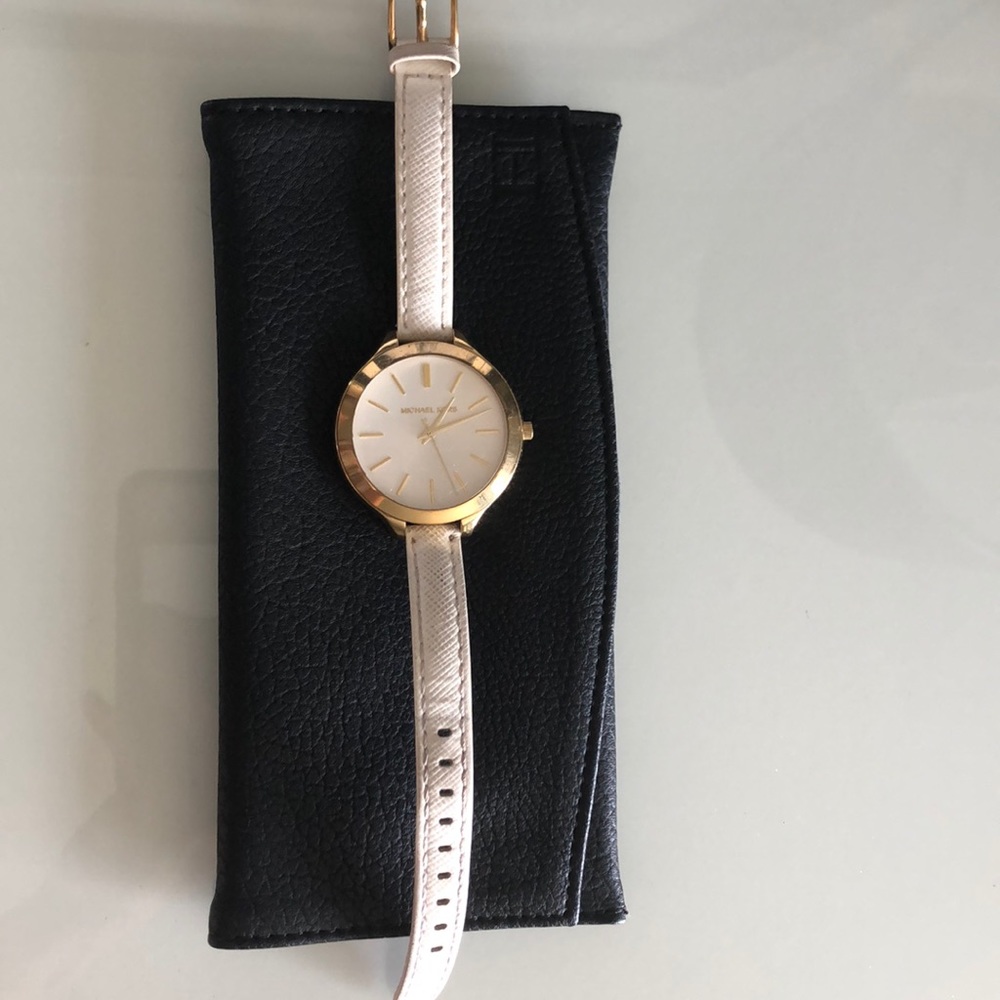 Michael Kors Leather Slim runaway watch
